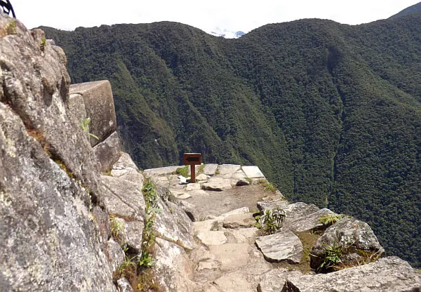 Huaynu Picchu hike ledge