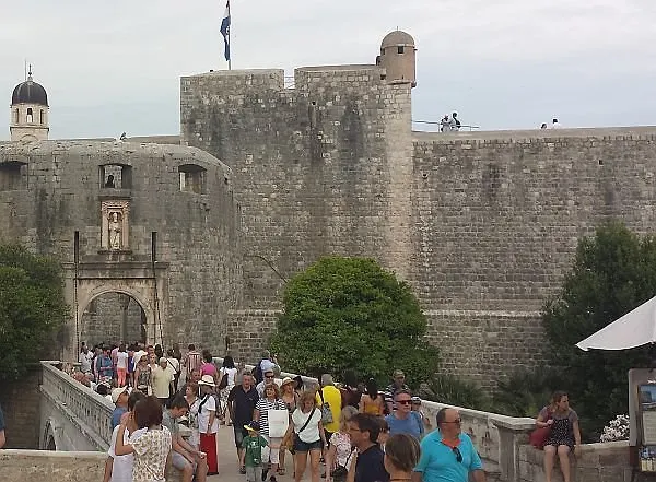 overcrowded Dubrovnik in high season
