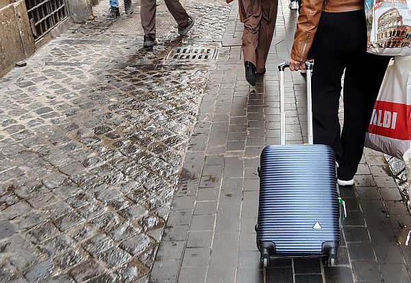4-wheel spinner suitcase on uneven surfaces